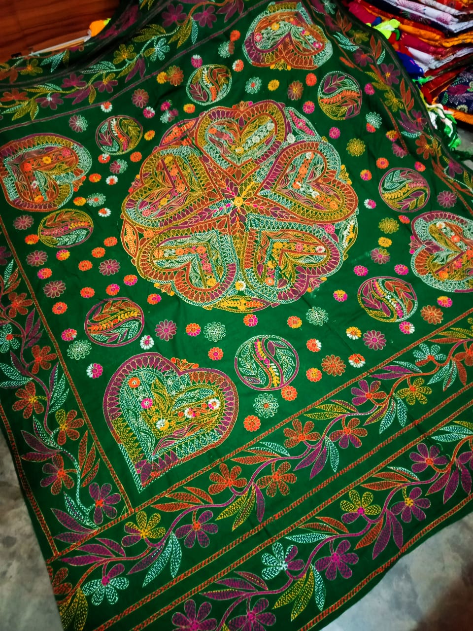সবুজ ময়ূর-মেডেলিয়ন নকশী কাঁথা