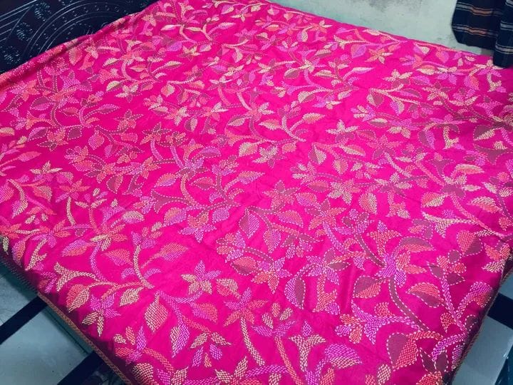 প্রিমিয়াম কাঁথা স্টিচ বেডকভার — গোলাপি পাতা-ফুল