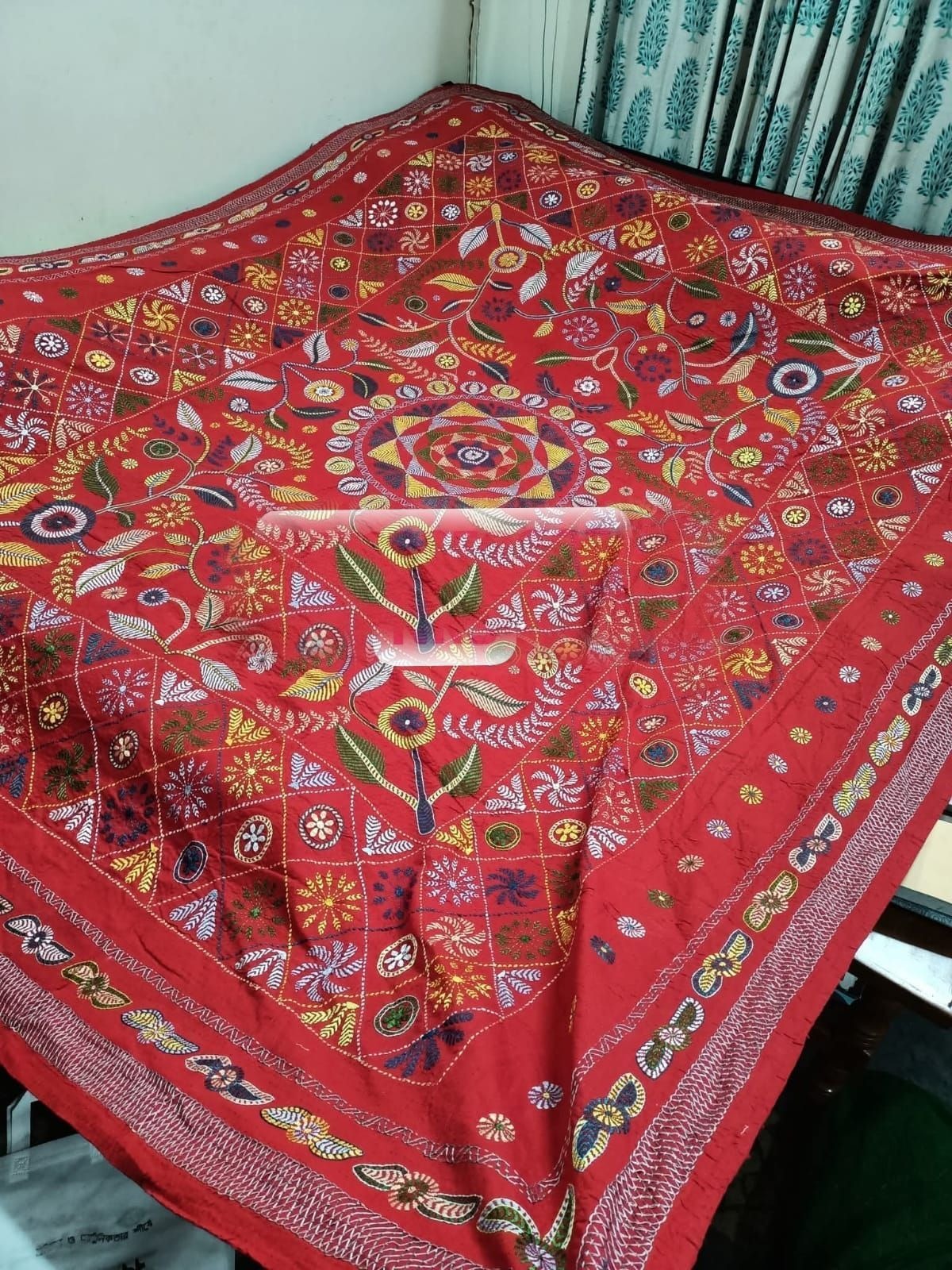 প্রিমিয়াম কাঁথা স্টিচ বেডকভার — লাল জ্যামিতিক