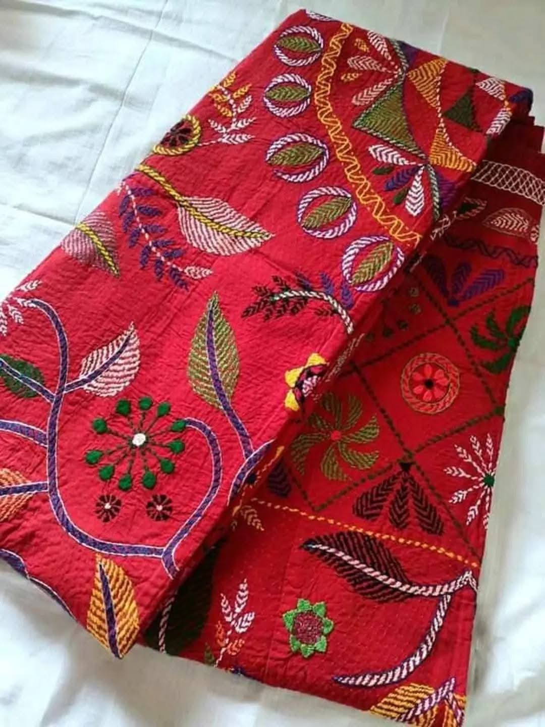 প্রিমিয়াম কাঁথা স্টিচ বেডকভার — লাল পাতা-লতা