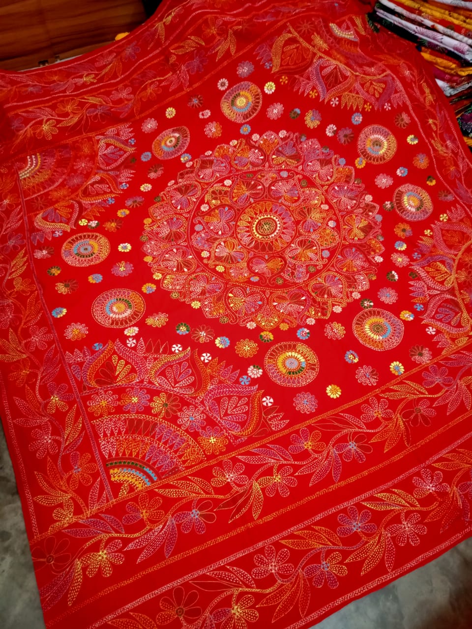 লাল কনসেন্ট্রিক মন্ডলা নকশী কাঁথা